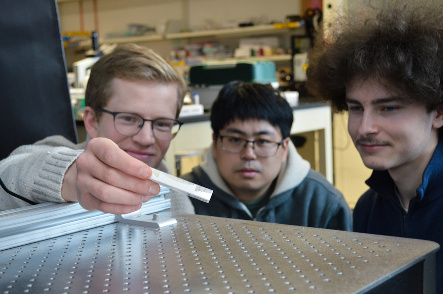 Estudiantes de la Facultad de Ciencias e Ingeniería con un objeto metamaterial. Crédito: Universidad de Minnesota.