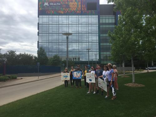 Community members, and FA families greet KATA riders outside University of Minnesota Masonic Children’s Hospital