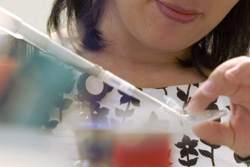 Female researcher using a pipet. 