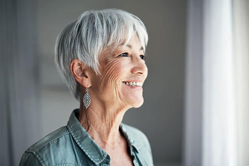 Headshot of healthy-looking gray-haired woman with pixie cut.