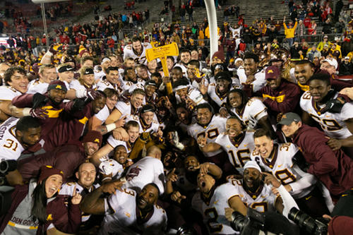 The Gopher football team celebrates after the game with Paul Bunyan&#039;s Axe.