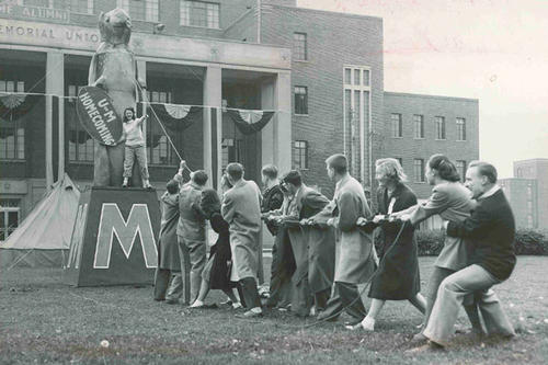 The Homecoming Committee raises a giant gopher in front of Coffman Union