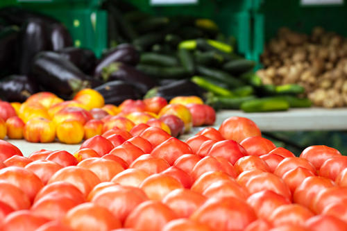 fresh-yellow-and-red-organic-heirloom-tomatoes-along-with-beefsteak-varieties-shallow-depth-of-field